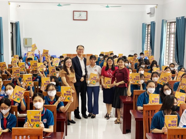 비상교육 이영근 베트남 법인장(가운데), 꽝닌성 응웬빙키엠(Nguyen binh khiem) 초중고등학교 교사와 학생들이 한국어 시범교육 개강식에서 기념 촬영을 하고 있다. 사진=비상교육.