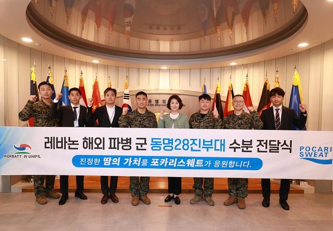 동아오츠카와 동명부대 28진 관계자들이 제품 전달식 후 기념촬영을 하고 있다. 사진은 레바논평화유지단장 박용규 대령(좌측부터 4번째), 동아오츠카 마케팅본부 이진숙 상무(좌측부터 5번째). 사진=동아오츠카