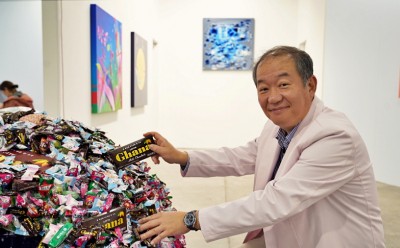 부스 조형물 앞에서 가나초콜릿과 함께한컬래버를 소개하는 윤하프로젝트(하윤 교수). 사진=롯데웰푸드.