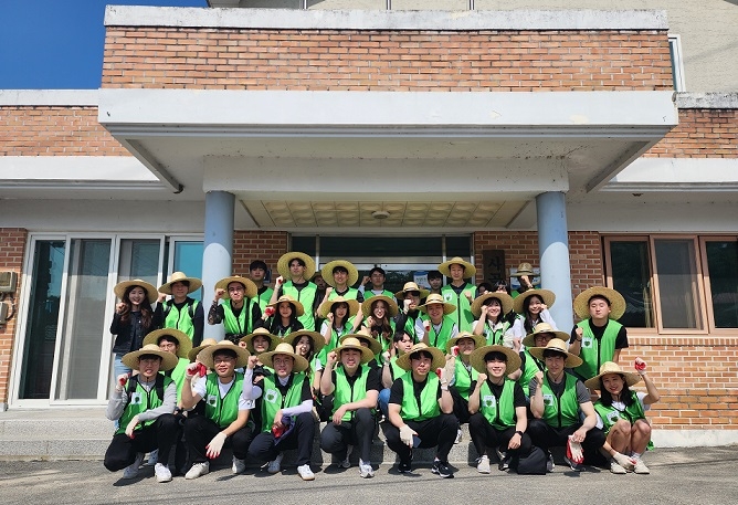 금호건설 임직원들이 1사1촌 결연 을 맺은 충북 사곡리 마을을 찾아 농촌 일손 돕기 봉사활동을 진행했다. 금호건설 임직원이 사곡리마을 마을회관 앞에서 기념촬영을 하고 있다. 사진=금호건설