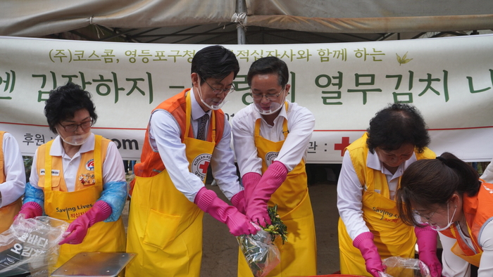 코스콤 황선정 전무이사(왼쪽에서 두 번째)와 최호권 영등포구청장(왼쪽에서 세 번째)이 대한적십자사 봉사자들과 함께 김장을 하고 있는 모습. 사진=코스콤.