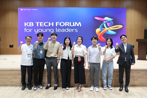 지난 16일 서울 여의도에 위치한 KB국민은행에서 열린 KB테크포럼에 참여한 윤진수 KB국민은행 부행장(좌측 첫 번째)과 KB국민은행 직원들이 기념촬영을 하고 있다. 사진=KB국민은행.