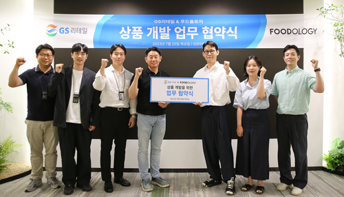 GS리테일 기획MD 이기철 부문장(왼쪽에서 네번째)과 박정하 푸드올로지대표이사(오른쪽 세번째) ,그리고 주요 관계자가 기념사진을 촬영하고 있다. 사진=GS리테일.