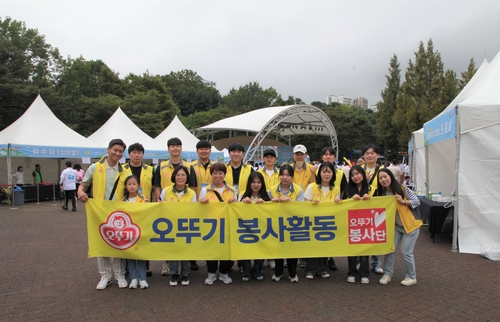 오뚜기 봉사단이 기념사진을 촬영하고 있다. 사진=오뚜기.