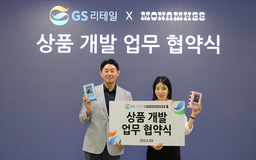GS리테일 이기철 기획MD부문장(상무)(좌)와 모남희 최현정 대표가 업무 협약을 체결한 후 기념 사진을 촬영하고 있다. 사진=GS리테일.