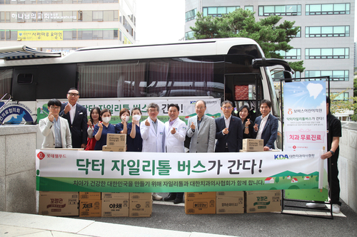 닥터자일리톨버스 행사에 참석한 관계자들이 기념사진을 촬영하고 있다. 사진=롯데웰푸드.