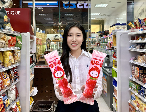 모델이 아이스 딸기 탕후루를 들고 포즈를 취하고 있다. 사진=GS리테일.