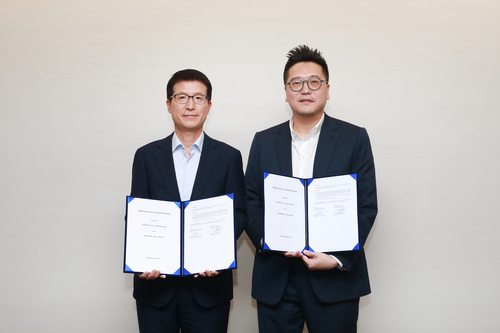 삼성물산 건설부문 오세철 대표(좌)와 시나르 마스 랜드 마이클 위자야 대표가 업무협약 체결 후 기념사진을 촬영하고 있다. 사진=삼성물산.