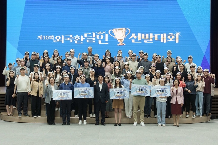 (맨 앞줄 왼쪽부터) NH농협은행 고은정 외환사업부장, 윤동원 과장보(금상), 강명철 과장보(대상), 이석용 은행장, 임수빈 계장(은상), 김남화 팀장(특별상), 배종필 팀장(은상), 황진선 외환지원센터장을 비롯한 참가자들이 기념촬영을 하고 있다. 사진=NH농협은행