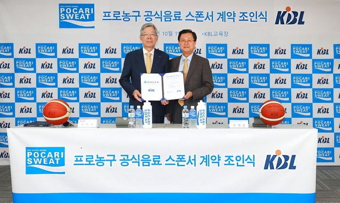 지난 19일 서울 강남구에 위치한 KBL(한국농구연맹)센터 5층 교육장에서 동아오츠카 대표이사 조익성 사장(오른쪽)과 KBL 김희옥 총재(왼쪽)를 비롯한 관계자들이 참석한 가운데 프로농구 공식음료 후원 스폰서십 조인식이 진행됐다. 사진=동아오츠카