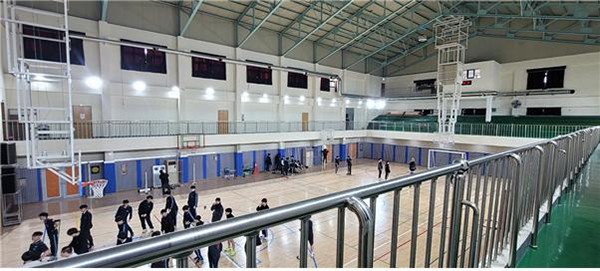 △사진출처=올스웰(개포고등학교 체육관 벽면에 설치된 공기순환시스템)
