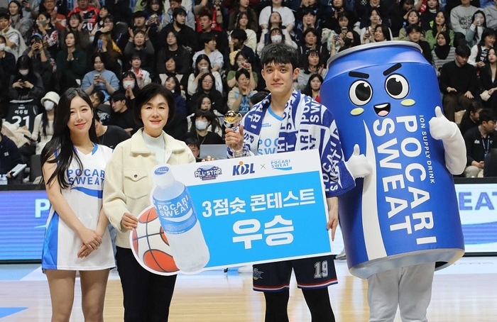 지난 14일 고양 소노아레나에서 열린 '2023~24 정관장 프로농구 올스타전' 포카리스웨트 3점슛 콘테스트에서 동아오츠카 마케팅본부 이진숙 전무(왼쪽에서 두번째)와 우승자인 부산KCC 이근휘 선수가 기념촬영을 하고 있다. 사진=동아오츠카