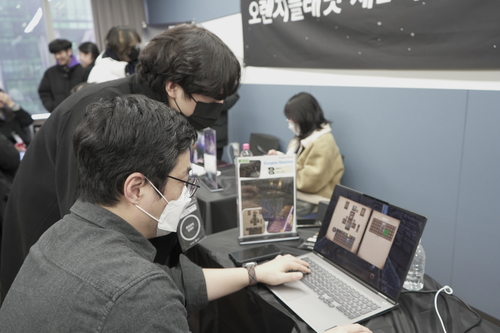 '제1회 부산 대학생 게임 개발자 캠프' 전시 부스 모습. 사진=스마일게이트.