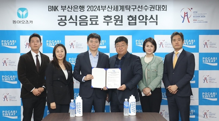 사진 왼쪽부터 김상재 동아오츠카 커뮤니케이션팀 대리, 안국희 대한탁구협회 전무이사, 유승민 공동조직위원장, 박철호 동아오츠카 대표이사 사장, 이진숙 동아오츠카 마케팅본부 전무, 이은정 동아오츠카 커뮤니케이션팀 팀장. 사진=동아오츠카