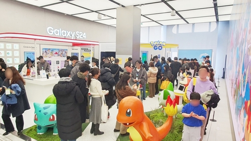 방문객들로 북적이는 삼성 강남. 방문객들이 포켓몬을 테마로 꾸며진 공간과 “Pokemon GO” 체험존을 즐기고 있다. 사진=나이언틱.