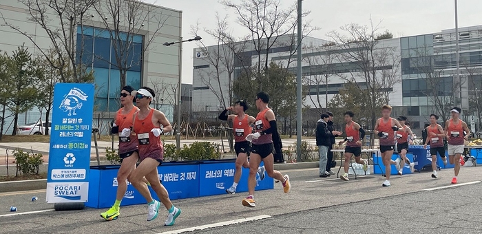 동아오츠카는 지난달 30일 열린 '2024 Run your way Half RACE INCHEON'에 공식음료로 참여해 '포카리스웨트'와 '마신다' 생수를 지원했다. 사진=동아오츠카