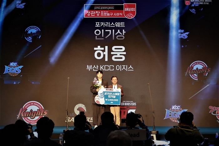 지난 1일 오후 서울 강남구 그랜드인터컨티넨탈 서울파르나스에서 열린 '2023-2024 정관장 프로농구 시상식'에서 인기상을 수상한 KCC 허웅과 시상자인 동아오츠카 조익성 부회장이 기념촬영을 하고 있다. 사진=통아오츠카