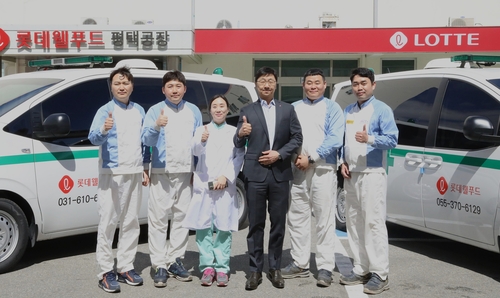 롯데웰푸드 이창엽 대표이사(사진 좌측에서 네번째)와 임직원들