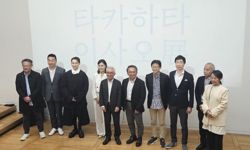 타카하타 이사오전 관계자들이 기념사진을 촬영하고 있다. 사진=이상원기자.