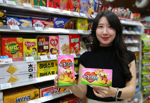 GS25에서 모델이 칸쵸타드 상품을 들고 포즈를 취하고 있다. 사진=GS리테일.