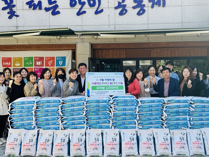 경기도 안양시 아동센터에서 NH농협은행 황재현 IT부행장(판넬 왼쪽 바로 옆)과 서을구 IT노조위원장(황재현 IT부행장 옆)이 기부행사 기념 촬영을 진행하고 있다. 사진=NH농협은행