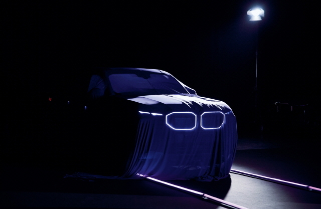 BMW, 슈퍼모델 나오미 캠벨과 협업한 XM 미스틱 얼루어 세계 최초 공개
