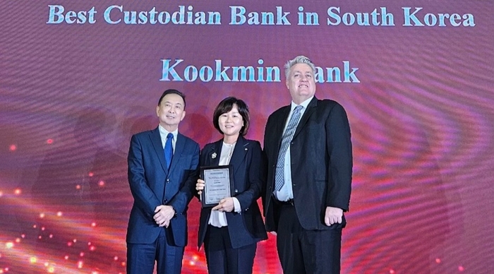 지난 23일 홍콩에서 진행된 아시아뱅커지 주관 'The Asian Banker Financial Markets Awards 2024'에서 KB국민은행 김옥자 수탁사업부장(좌측 두 번째)과 아시안뱅커지 관계자들이 기념사진을 촬영하고 있다. 사진=KB국민은행