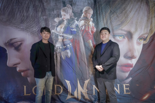 스마일게이트 메가포트 한재영 이사(좌)와 엔엑스쓰리게임즈 김효재 PD. 사진=스마일게이트.