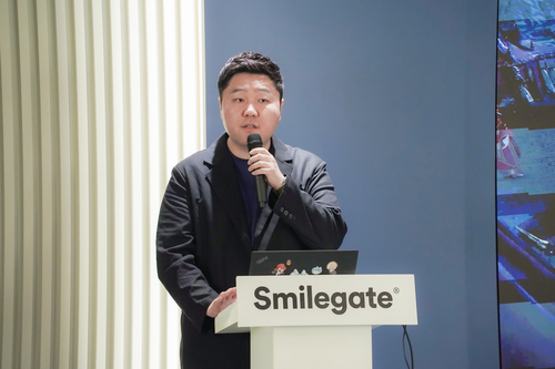 엔엑스쓰리게임즈 김효재 PD가 게임에 대해 설명하고 있다. 사진=스마일게이트.