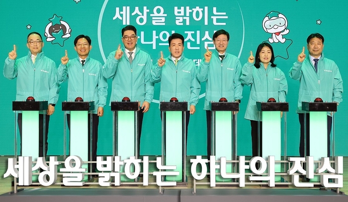 11일 하나금융그룹 명동사옥에서 하나금융그룹 함영주 회장을 비롯한 그룹 경영진, 임직원, 임직원 배우자들로 구성된 가족사랑봉사단과 SK텔레콤 엄종환 부사장, 롯데웰푸드 황성욱, 김대원 상무 등 약 300여명이 참석한 가운데, '2024 모두하나데이'의 시작을 알리는 '선포식'과 함께 '사랑의 김장나눔' 행사가 진행됐다. 사진=하나은행