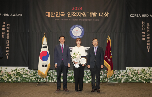 (좌측부터)경희대 김영헌 교수(심사위원장), 스마일게이트 인재문화실 김민정 실장, 한국HRD협회 엄준하 이사장이 기념사진을 촬영하고 있다. 사진=스마일게이트.