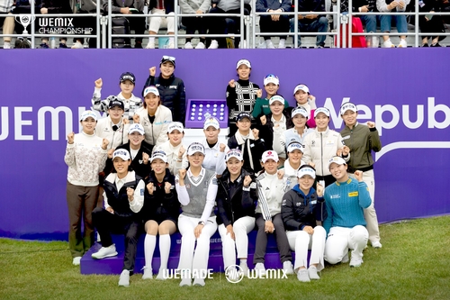 위믹스 챔피언십 2024에 참가한 선수들이 단체 사진을 촬영하고 있다. 사진=위메이드.