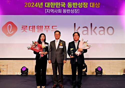 롯데웰푸드 여명랑 푸드사업부장(왼쪽에서 첫 번째)이 동방성장위원회 이달곤 위원장(가운데)과 기념사진을 촬영하고 있다. 사진=롯데웰푸드.