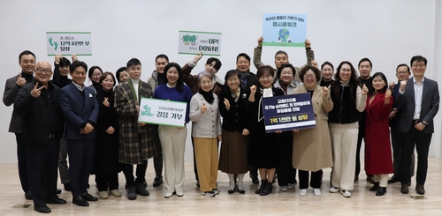 김영철 교원더오름 사업대표와 회원들이 헬시클워크 캠페인 성료를 기념해 사진 촬영을 하고 있다. 사진=교원.