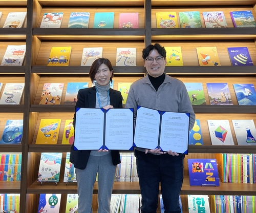 비상교육 허보욱 콘텐츠 혁신 그룹장(좌)과 송성근 대한교사협회장이 비상교육 본사에서 업무협약을 체결한 뒤 기념 촬영을 하고 있다. 사진=비상교육.