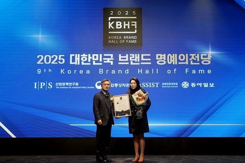 교원투어 김아름 영업부문장(우)이 기념사진을 촬영하고 있다 .사지=교원그룹.