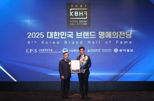 교원프라퍼티 허태성 호텔연수사업부문장(우)이 기념사진을 촬영하고 있다. 사진=교원그룹.