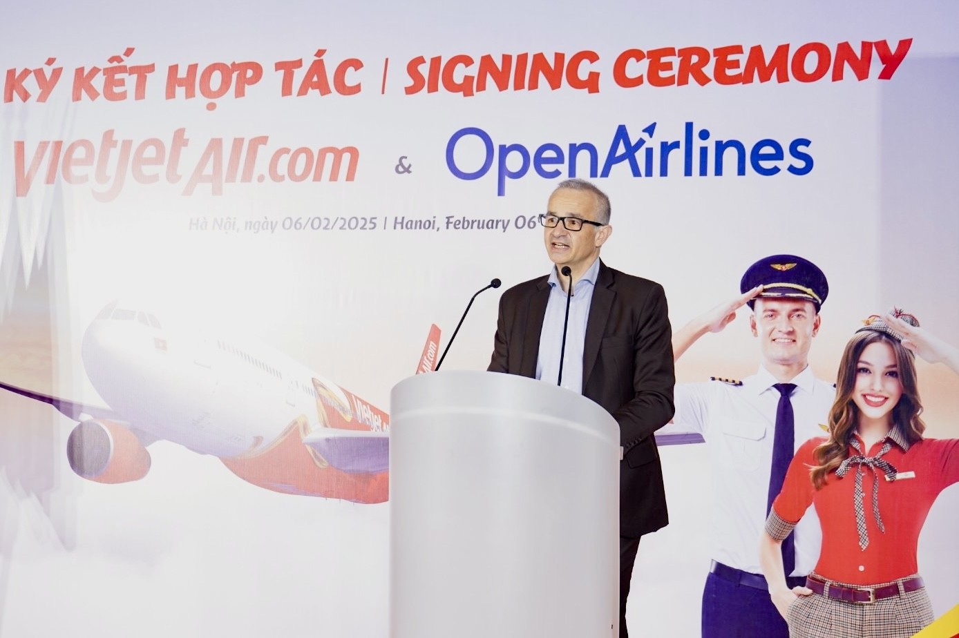 오픈에어라인즈(OpenAirlines) CEO 알렉산드로 페레이(Alexandre Feray)가 항공 업계의 혁신을 강화하기 위해 비엣젯항공과 협력한 것에 대한 감사를 표하고 있다.(제공:비엣젯항공)