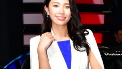 [포토] BMW 부스를 빛낸 도쿄 오토살롱 레이스 퀸