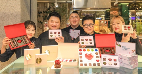 서울시 영등포구 더현대 서울 지하 1층에 위치한 월드 초콜릿 마스터스 셰프 연합전 팝업스토어에서 파티시에들이 기념촬영을 하고 있다. 사진=현대백화점.