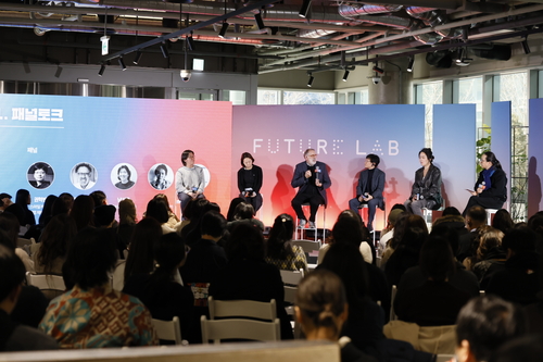 (왼쪽부터) 남기륭 작가, 이화진 작가, 퓨처랩 미첼 레스닉 부이사장, 퓨처랩 권혁빈 이사장, 한석경 작가, 퓨처랩 송길영 이사가 '교육의 배신, 미래는 지금 여기 있어요' 콘퍼런스에서 패널토크를 하고 있다. 사진=스마일게이트.