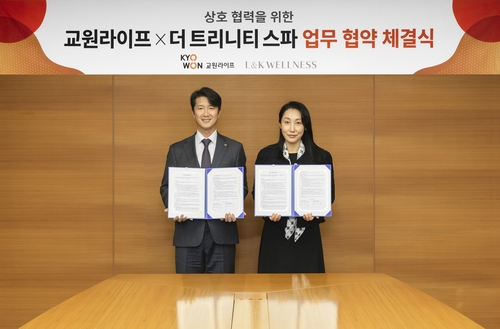 교원라이프 서동혁 사업기획부문장(좌)과 엘앤케이웰니스 김지하 대표이사가 기념사진을 촬영하고 있다. 사진=교원그룹.