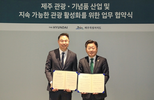 현대백화점 정지영 사장(좌)과 오영훈 제조도지사가 업무협약 체결 후 기념사진을 촬영하고 있다. 사진=현대백화점.