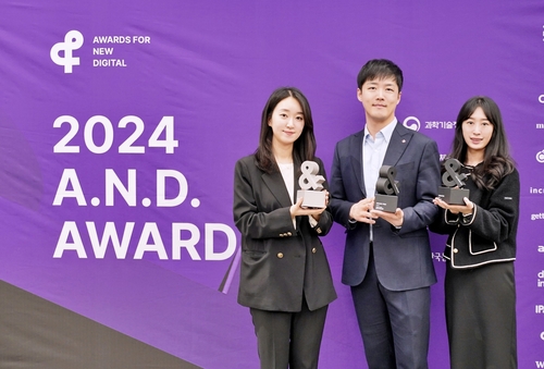 롯데웰푸드 이승기 매니저(가운데)를 비롯한 담당자들이 수상 기념사진을 촬영하고 있다. 사진=롯데웰푸드.