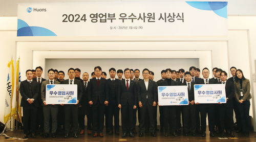 휴온스그룹 윤성태 회장(가운데)이 휴온스 우수 영업사원들과 기념촬영을 하고 있다. 사진=휴온스.