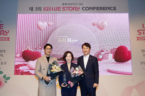 KB Rose Award'를 수상한 KB손해보험 유승오 지점장(왼쪽)과 손지희 파트장(가운데),
KB손해보험 구본욱 사장(오른쪽)이 함께 기념촬영을 하고 있다. 사진=KB손해보험.