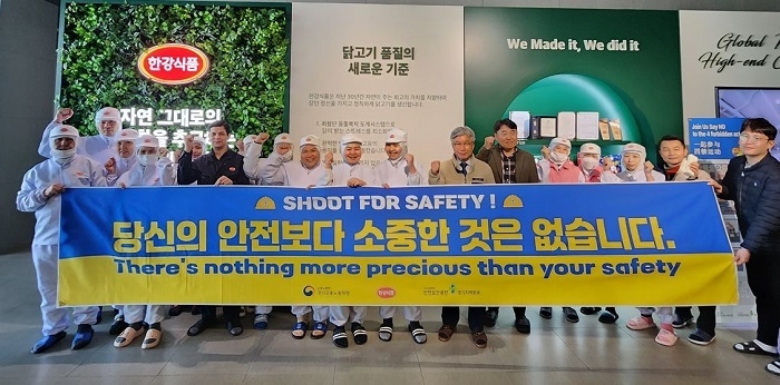 박길연 한강식품 대표(오른쪽 7번째)가 안전보건공단 경기지역본부와 지난 11일 한강식품 본사에서 합동 안전문화 캠페인을 개최한 후 참가자들과 기념사진을 촬영하고 있는 모습 (제공: 안전보건공단 경기지역본부)
