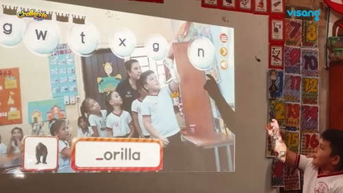 파라과이 학교에서 학생들이 챌린지를 활용한 영어 수업에 참여하고 있다. 사진=비상교육.
