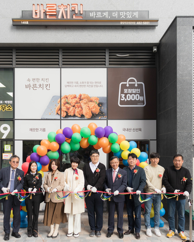 바른치킨 이근갑 대표(오른쪽에서 네 번째)와 관계자들이 테이프 컷팅식을 진행하고 있다. 사진=바른치킨.