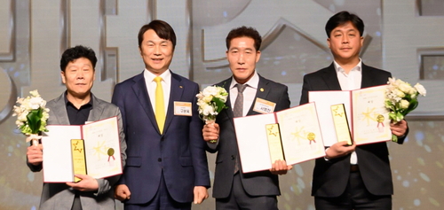 KB손해보험 구본욱 사장(왼쪽에서 두번째)과 2025 협력업체 연도대상 수상자들이 기념사진을 찍고 있다. 사진=KB손해보험.